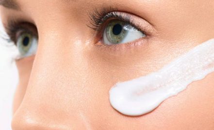 The application process of face cream to the skin