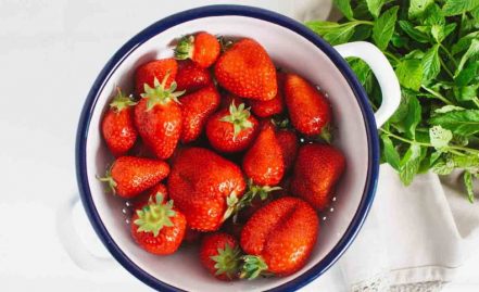 Role of strawberries that act in the face